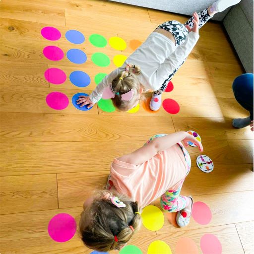 dzieci grające w grę kolorowe podłogowe kropki science boards